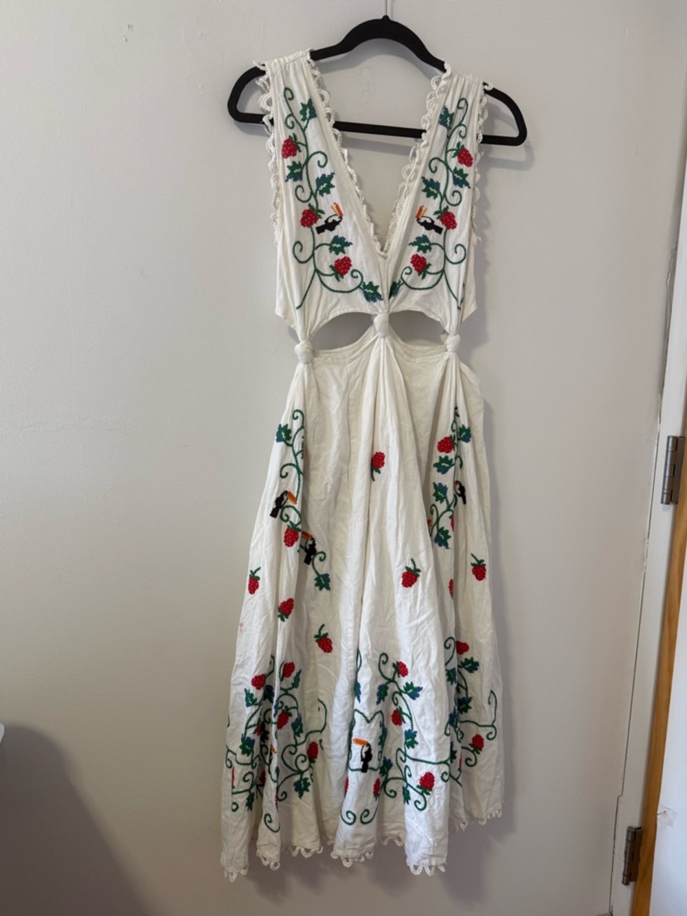 FARM Rio Cross Stitch Toucan Embroidered Midi Dress in Off-White - Picture 6 of 9